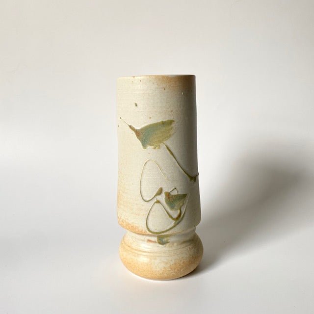 Kayo O’Young / soft cream-colored vase2026 - MIKAHardgoods