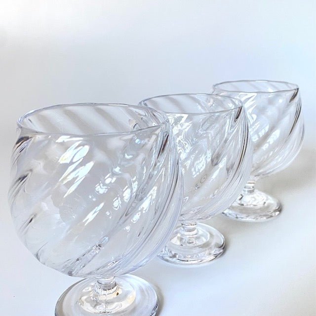 Twisted Optic Wine Glass – Clear | HIROY GLASS STUDIO - MIKAHardgoods
