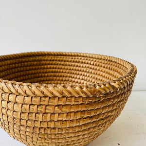 
                  
                    Load image into Gallery viewer, 19th century Hungary antique rye straw basket - MIKAFleurAntique
                  
                