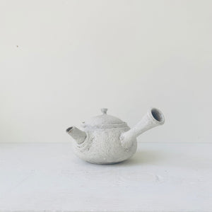 
                  
                    Load image into Gallery viewer, MIKA&amp;#39;s Handmade Kohiki TeaPot (side Handle) - MIKAFleurHardgoods
                  
                