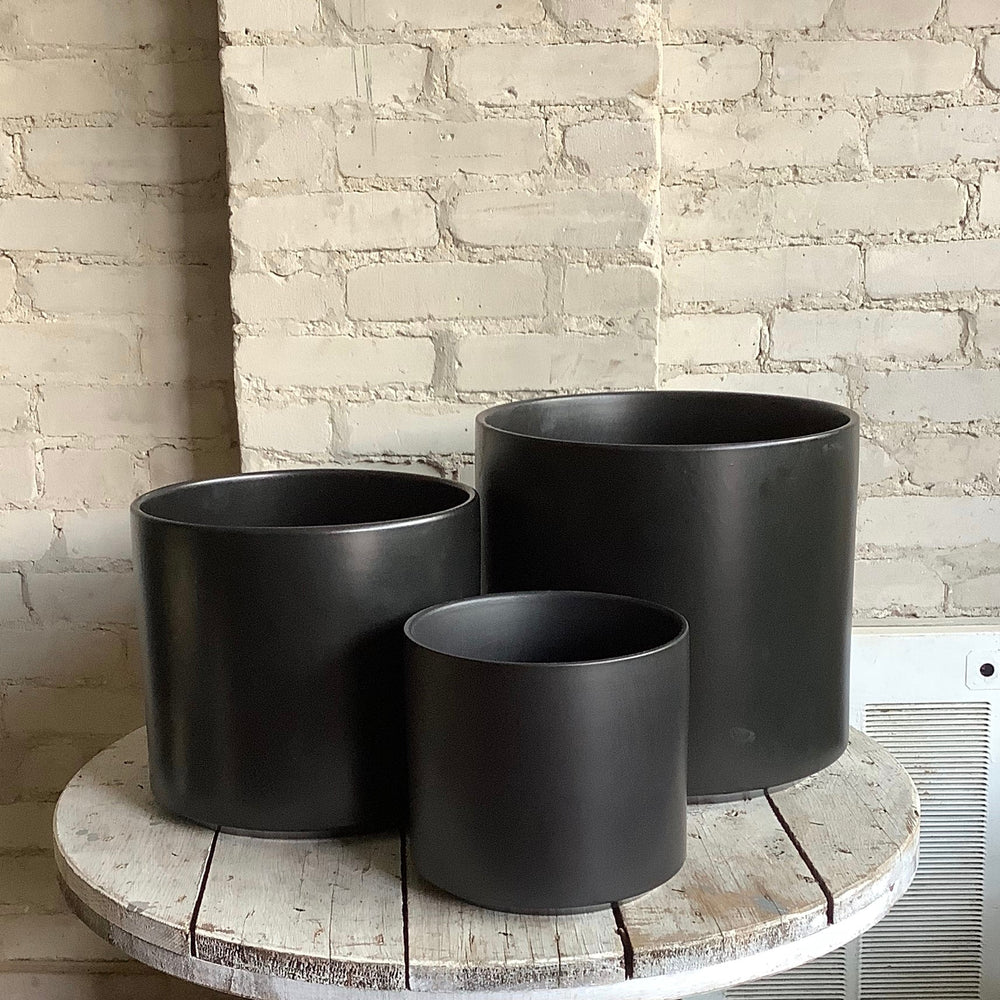 Timeless classic ceramic pot (black) and wooden stand - MIKAFleurHardgoods