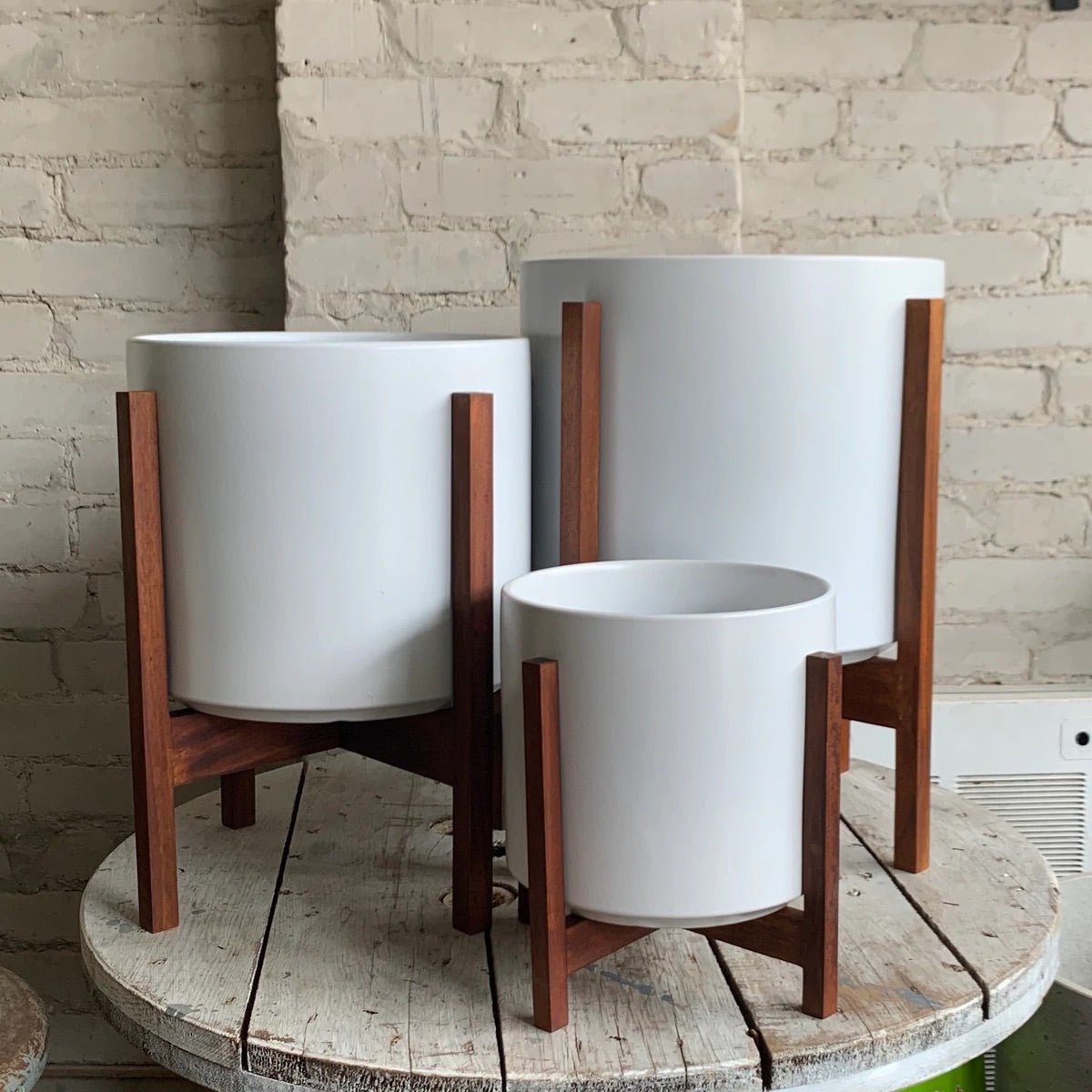 Wooden stand - Mahogany - MIKAFleurHardgoods